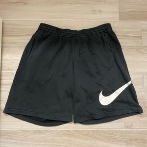 BLACK NIKE SHORTS